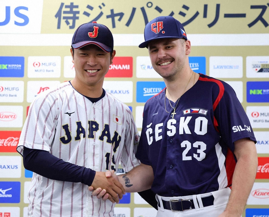 会見で握手を交わす高橋（左）とチェコのパディサク（撮影・光山　貴大）