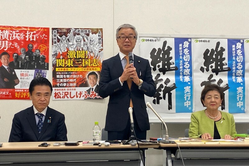 日本維新の会の代表選に出馬表明する松沢成文参院議員（中央）。右は嘉田由紀子、左は串田誠一両参院議員＝参院議員会館で2024年11月14日午後4時1分、田中裕之撮影