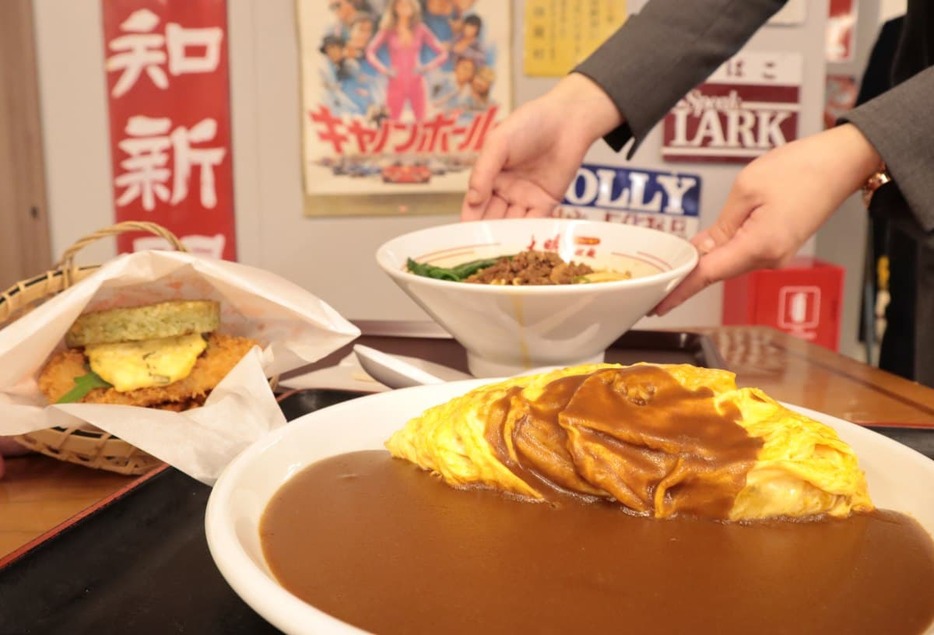 レトロ感あふれる店内で、多彩なメニューが味わえる