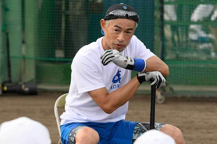 岐阜高の生徒を指導するイチロー氏【写真：代表撮影】