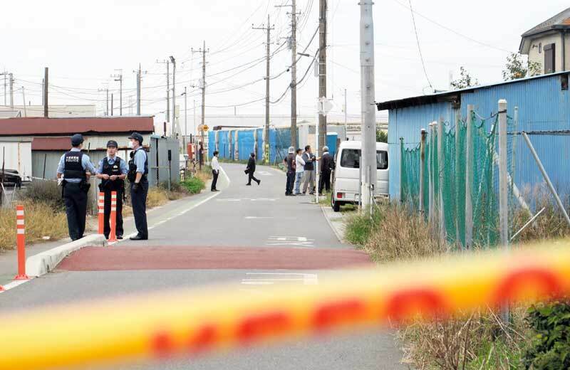 侵入盗事件の現場の住宅付近。規制線が張られた＝10月17日、市川市柏井町