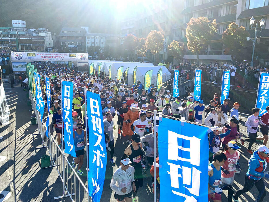 秋晴れの中、力強くスタートを切る富士山マラソン参加者