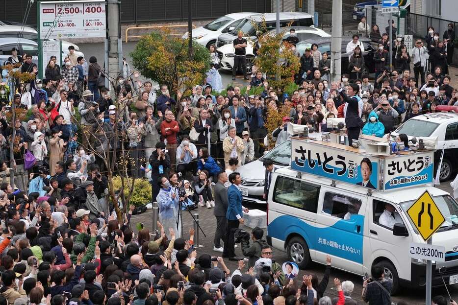 兵庫県知事選の最終日、街頭演説する斎藤元彦氏＝16日午後、兵庫県西宮市（沢野貴信撮影）