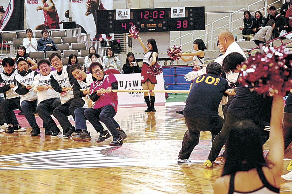 綱引き大会で会場を盛り上げる滑川、魚津両市の職員