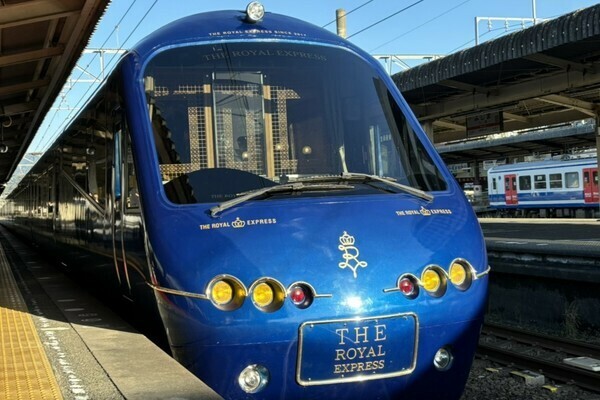 JR東海の三島駅に到着した豪華クルーズトレイン「THE ROYAL EXPRESS」（乗りものニュース編集部撮影）。