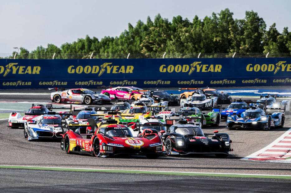 フェラーリ499PとトヨタGR010ハイブリッド　2024年WEC第8戦バーレーンのスタートシーン