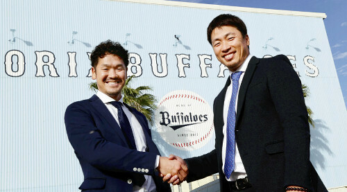 「オリックスで優勝出来て良かった」と話す岡田貴弘さん（左）と安達了一さん（右）＝大塚直樹撮影