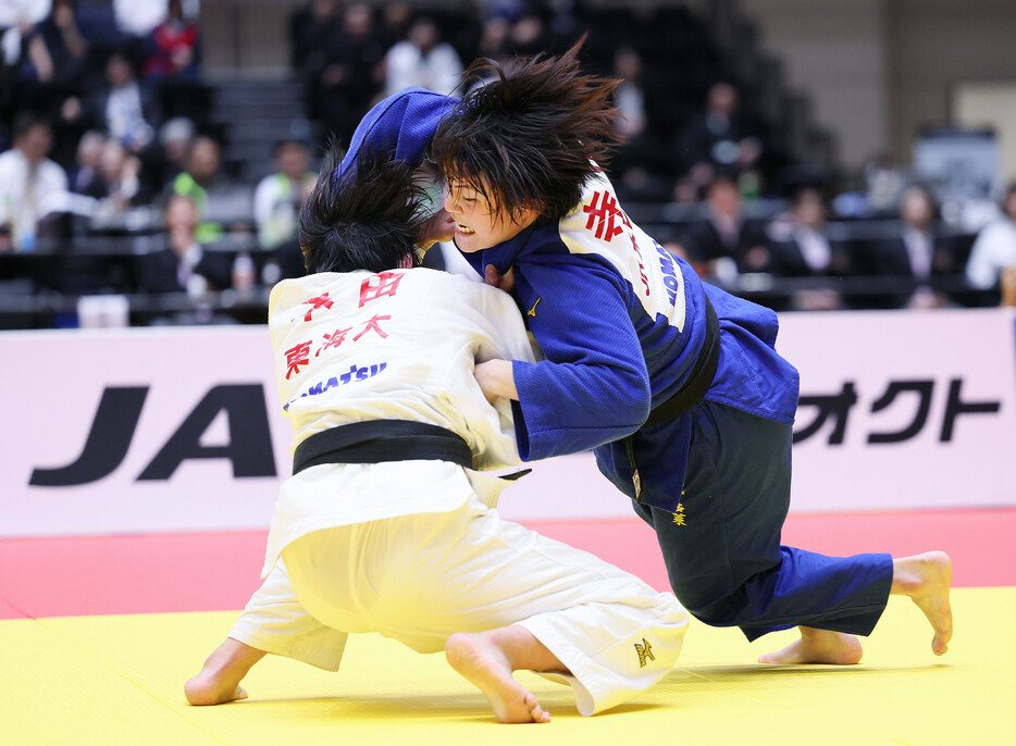 柔道の講道館杯全日本体重別選手権第１日は２日、群馬・高崎アリーナで女子７階級が行われ、７０キロ級は寺田宇多菜（右）が決勝で本田万結を下して連覇を果たした。