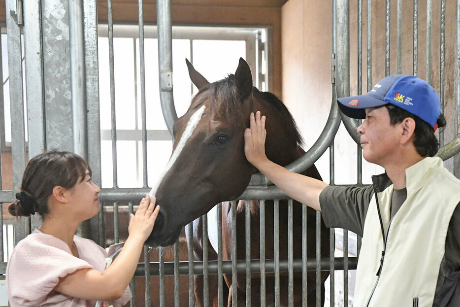 ブラックジジと菊川調教師（右）＝２０２４年８月１日撮影