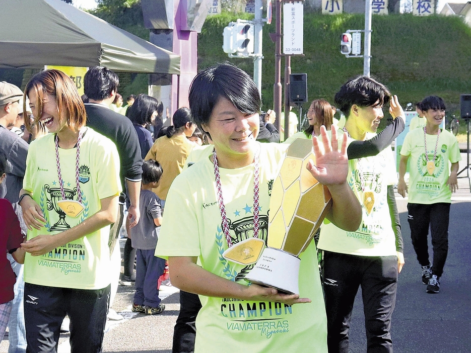 沿道のファンらから祝福されるなか、パレードする選手たち