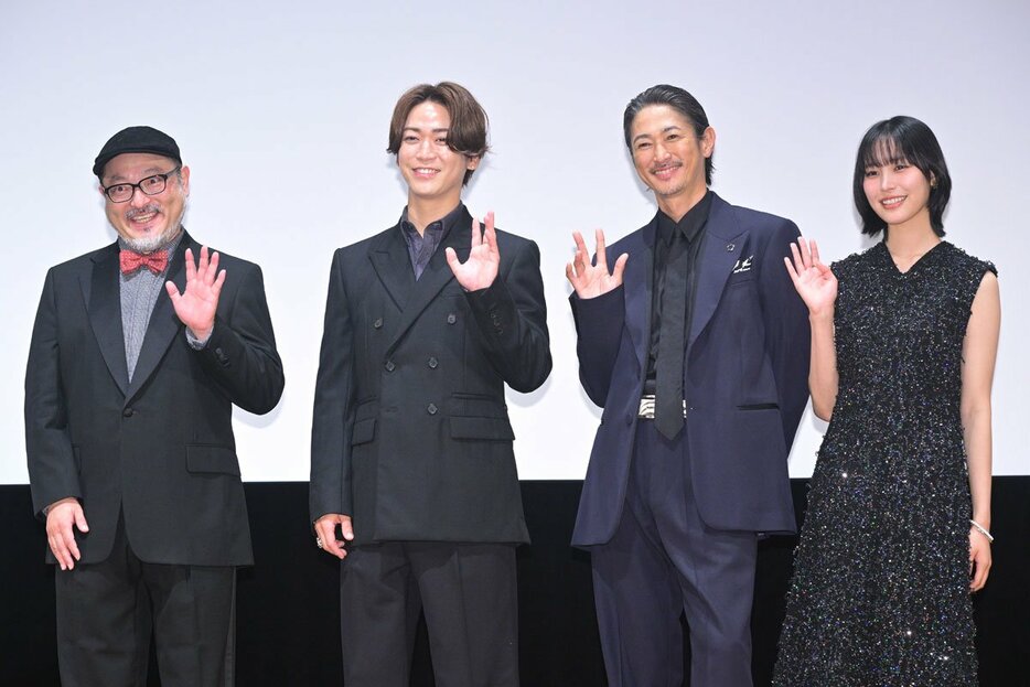 登壇した(左から)白石晃士監督、亀梨和也、窪塚洋介、南沙良