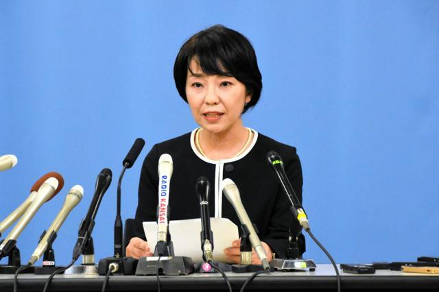 記者会見で出馬表明する稲村和美氏=2024年10月8日午後2時15分、神戸市中央区、添田樹紀撮影