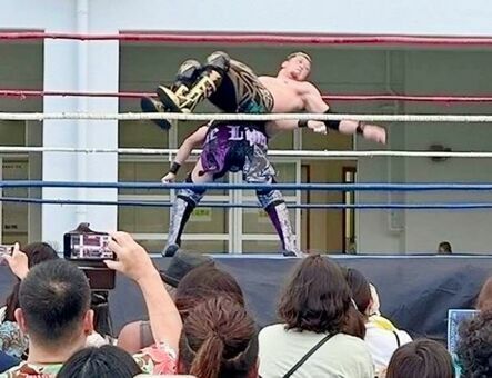 プロレスの大技に盛り上がる観客ら＝２日、座間味村