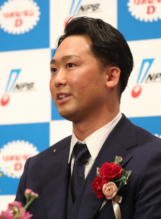 ＜NPB　AWARDS　2024＞新人賞を受賞し会見する巨人・船迫　（撮影・村上　大輔）