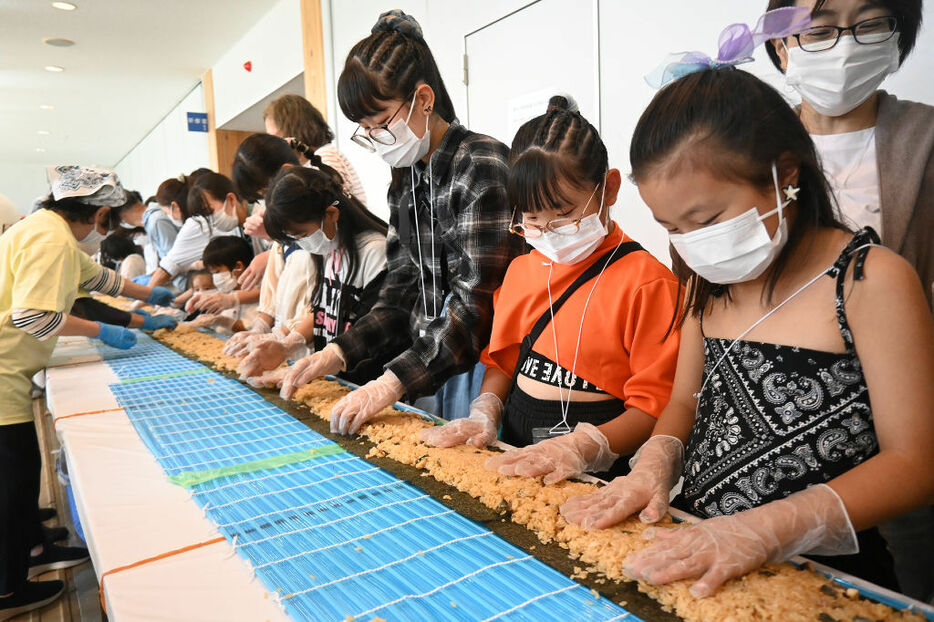 うなぎの巻きずし作りに挑戦する参加者