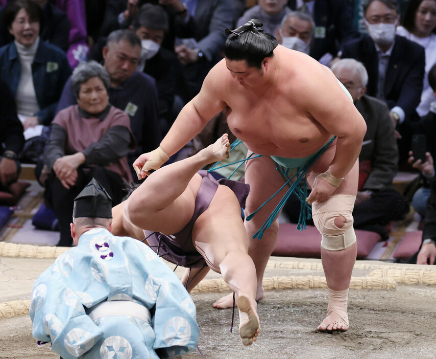 大相撲九州場所１０日目。琴桜（右）は翔猿を引き落としで下す＝１９日、福岡国際センター