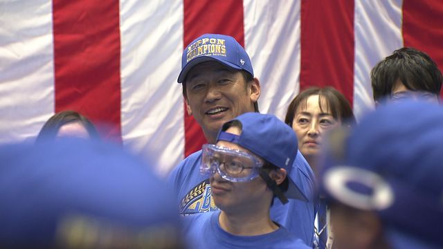 牧秀悟選手の乾杯の音頭を和やかな表情で聞くDeNAの三浦大輔監督