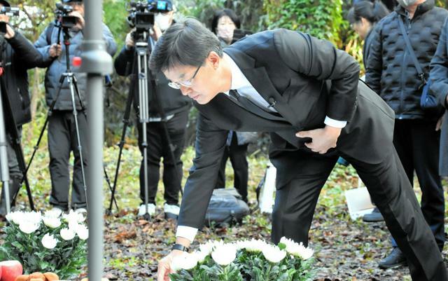 韓国側の独自追悼式で献花する韓国の朴喆熙（パクチョルヒ）駐日大使=2024年11月25日午前9時1分、新潟県佐渡市、河野光汰撮影