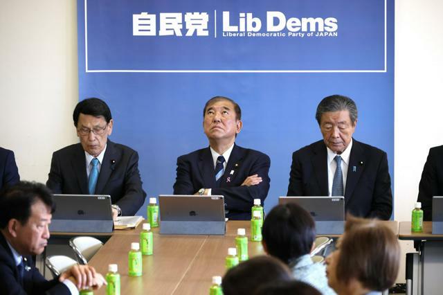 自民党政治改革本部の会合に臨む石破茂首相（中央）ら=2024年11月12日午前10時3分、東京・永田町の党本部、岩下毅撮影