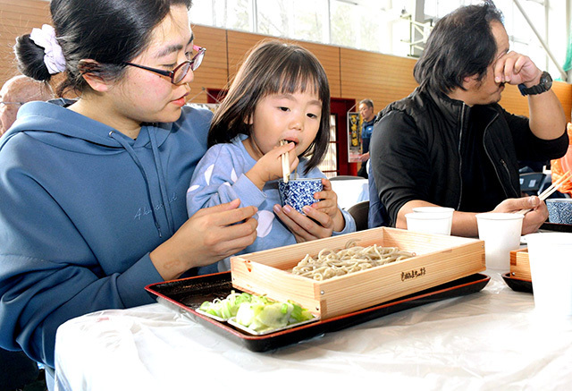 新そばを味わう子ども＝最上町・旧赤倉小