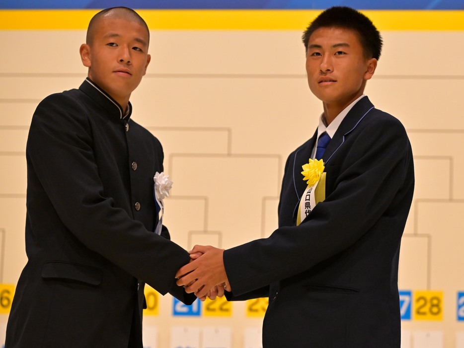 青森山田高DF小沼蒼珠主将(左)と高川学園高DF沖野眞之介主将が握手。(写真協力=高校サッカー年鑑)(Koki NAGAHAMA/GEKISAKA)