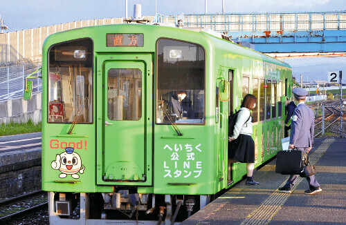 存続を巡る議論が本格化する平成筑豊鉄道。「通学の足」が失われることへの不安が高まっている（１１日、福岡県福智町の金田駅で）