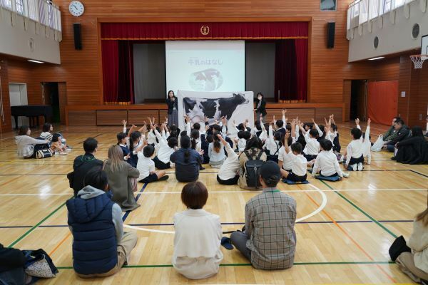 京橋築地小学校で行われた雪印メグミルクの食育出前授業の様子