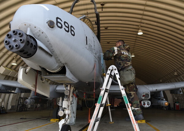 烏山空軍基地で整備作業を受けるA-10「サンダーボルトII」。機首下にある黒い筒状の物体がGAU-8「アヴェンジャー」30mmガトリング砲（画像：アメリカ空軍）。