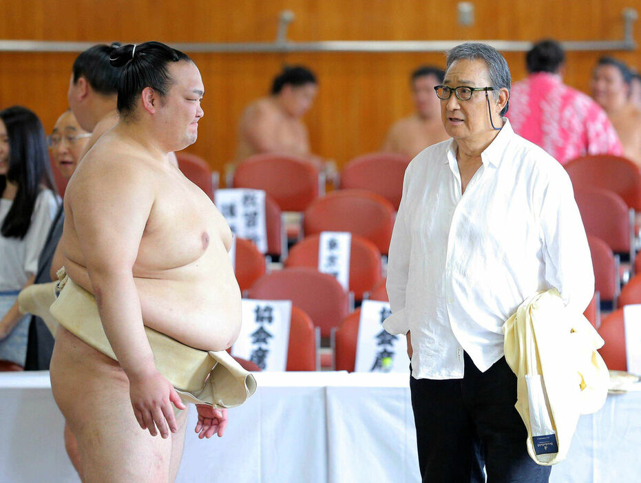 １７年９月、横審総見後、横綱・稀勢の里にアドバイスを送る北の富士さん（右）