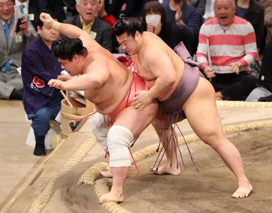 ＜大相撲九州場所9日目＞〇翔猿（送り出し）宇良●　宇良（左）を送り出しで下す翔猿（撮影・椎名　航）