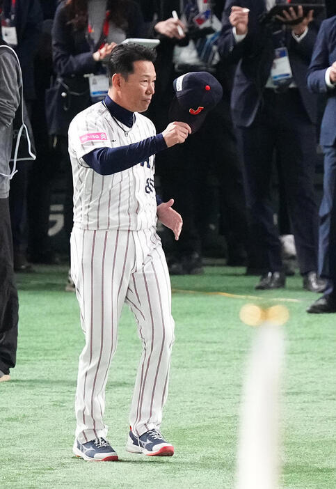 日本対台湾　試合前のセレモニーで入場する井端監督（撮影・鈴木みどり）