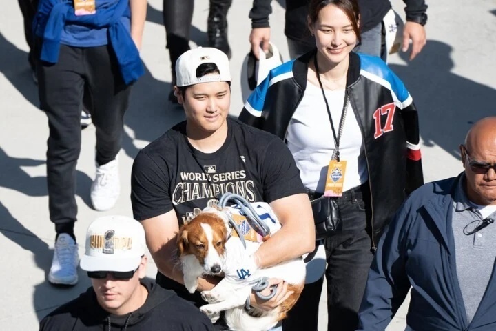 大谷（左）と妻の真美子さん（右）。ド軍専属カメラが２人の秘蔵写真を投稿した。写真：USA TODAY Sports/ロイター/アフロ