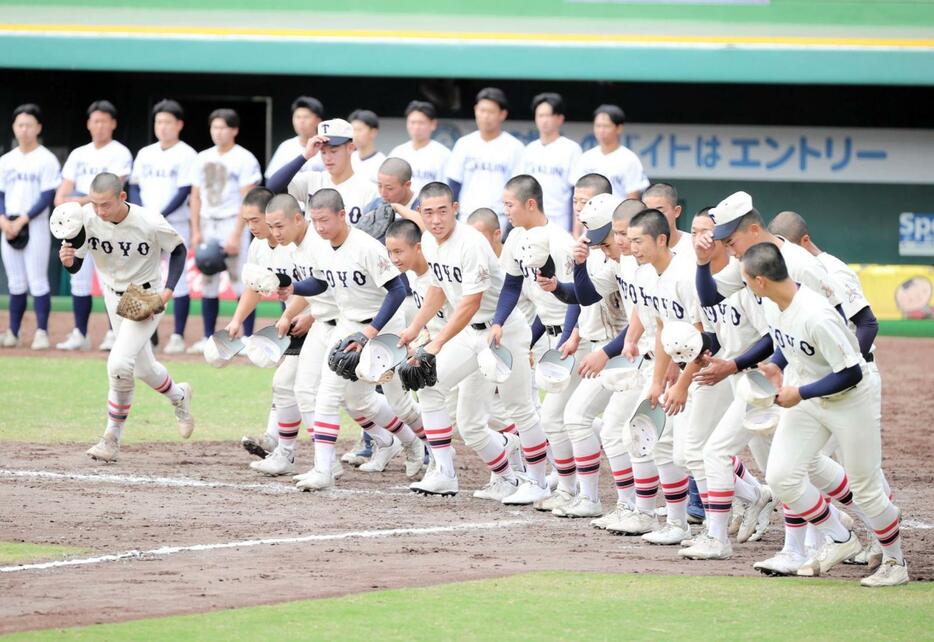 準決勝進出を決め、スタンドに駆け出す東洋大姫路ナイン＝１０月２７日、ほっともっとフィールド神戸（撮影・中西幸大）