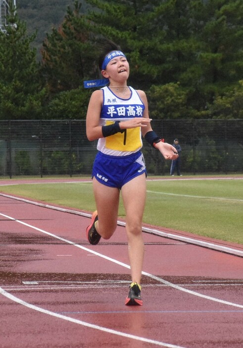 女子の部で優勝した平田の1区、嘉藤杏＝島根県出雲市で2024年11月2日午後3時37分、松原隼斗撮影