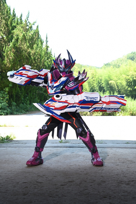 『仮面ライダーガッチャード GRADUATIONS』より仮面ライダーヴァルバラドGT(C) 2025 石森プロ・ADK EM・バンダイ・東映ビデオ・東映(C) 2023 石森プロ・テレビ朝日・ADK EM・東映