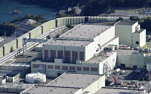 東北電力が原子炉を再起動させた女川原発２号機（１０月２９日、宮城県女川町で）＝読売機から、大石健登撮影