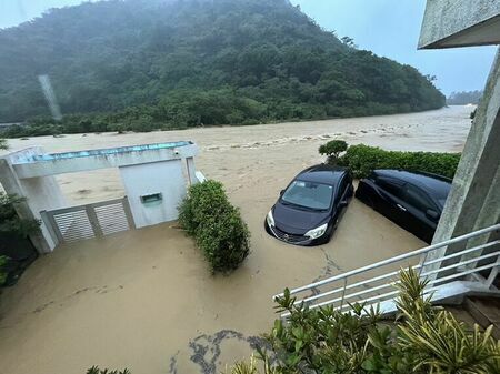 大雨で氾濫した国頭村の比地川＝10日午前7時ごろ（国頭村役場提供）