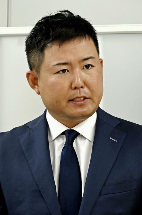 取材に応じるプロゴルファーの杉山知靖選手＝11日午前、東京都内