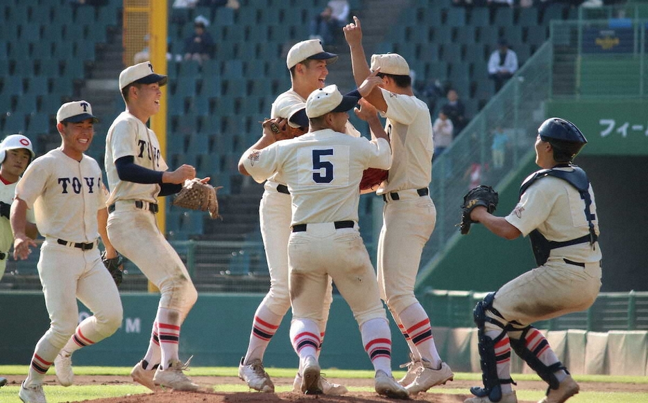 ＜東洋大姫路・智弁和歌山＞優勝を決めてマウンドに集まる東洋大姫路ナイン（撮影・河合　洋介）