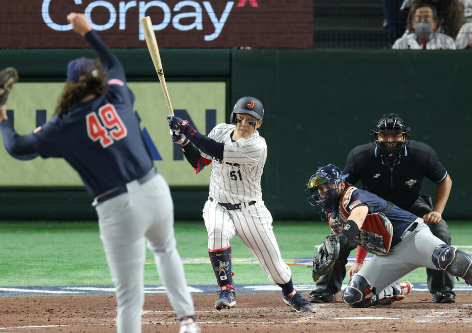 米国戦の５回、勝ち越しの２点三塁打を放つ日本代表の小園（左から２人目）＝２１日、東京ドーム