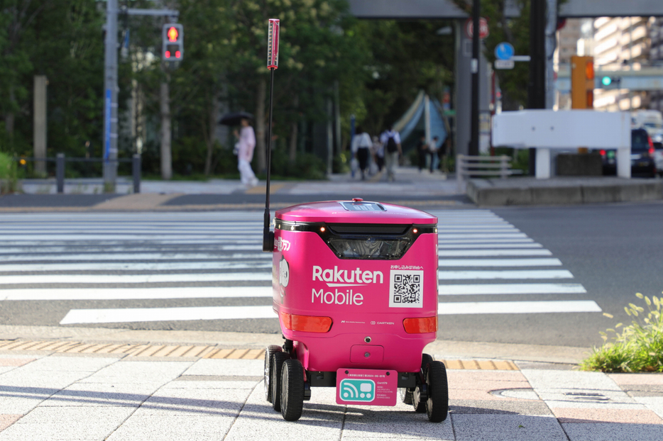 信号機が青になるのを待つ自動配送ロボット