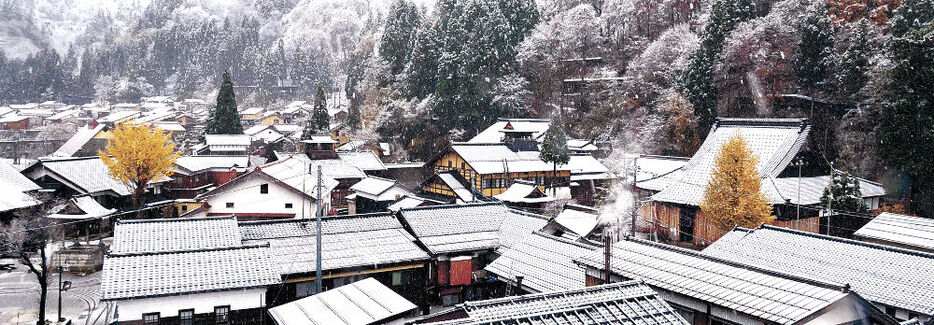 雪化粧した重伝建の町並み＝白山市白峰