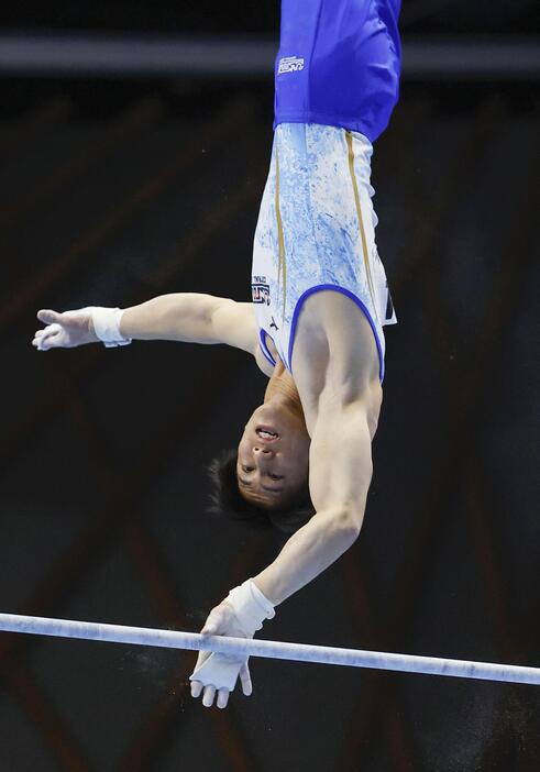 男子鉄棒決勝　橋本大輝の演技＝四日市市総合体育館