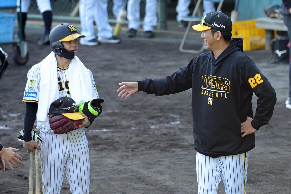 中野拓夢(左)と藤川球児監督