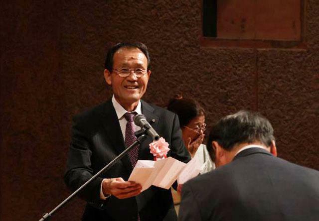 謝辞を述べる田口正英さんと妻和子さん