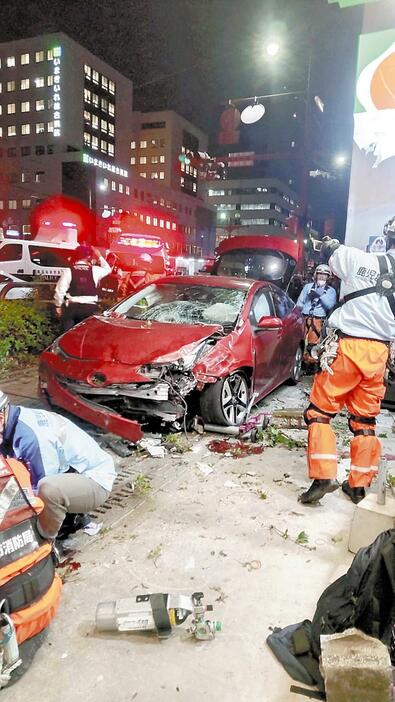 歩道に乗り上げ、前部が大破した車（11日午後6時16分、鹿児島市で）