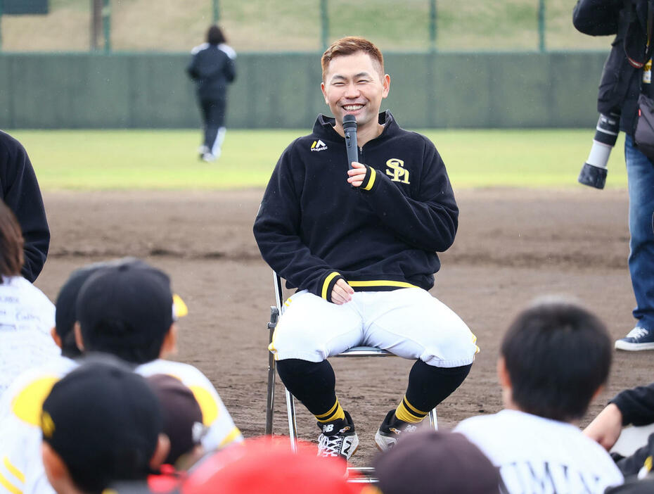 子どもたちからの質問に笑顔で答える中村晃（撮影・鬼束羽瑠菜）