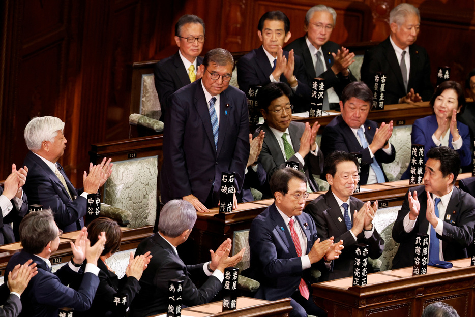 　１１月１１日午後、衆議院は本会議で首相指名選挙を行い、第１０３代首相に自民党の石破茂総裁を選出した。写真中央は立ち上がって拍手を受ける石破氏。都内で同日撮影（２０２４年　ロイター/Kim Kyung-Hoon）