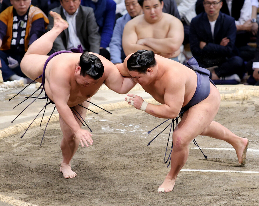 豊昇龍（右）は上手投げで美ノ海を下し、勝ち越しを決める＝１８日、福岡国際センター