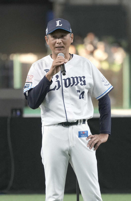 ファンを前に開幕投手・今井を発表する西口新監督（撮影・郡司　修）